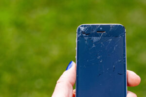 【夢占い】スマホや携帯の画面が割れる夢の意味5選!シチュエーション別にご紹介!
