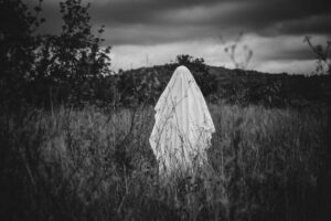 【夢占い】お化けや幽霊に追いかけられる夢の意味6選!シチュエーション別にご紹介!